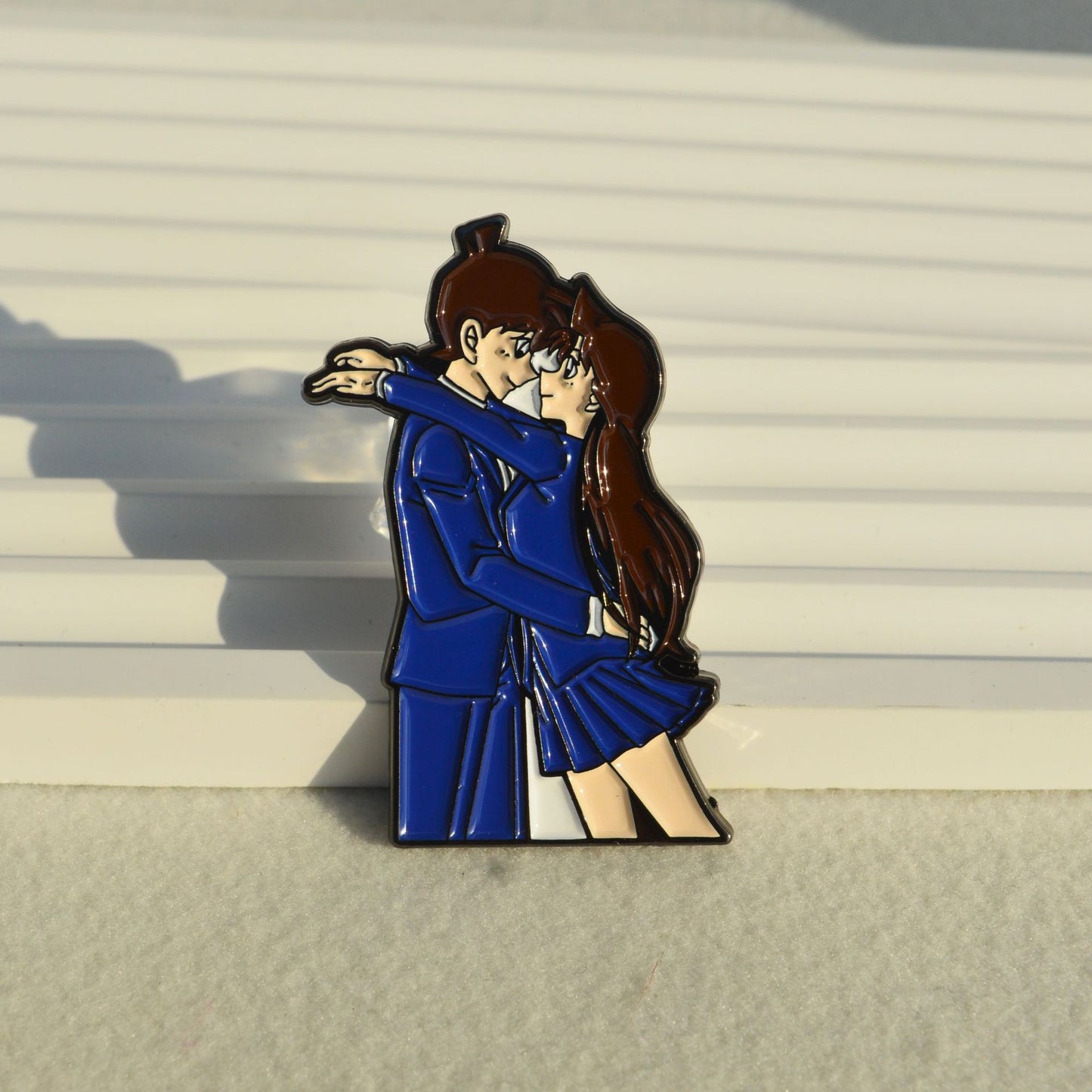Detective Conan: Shinichi Kudo and Ran Mouri Embrace Pin