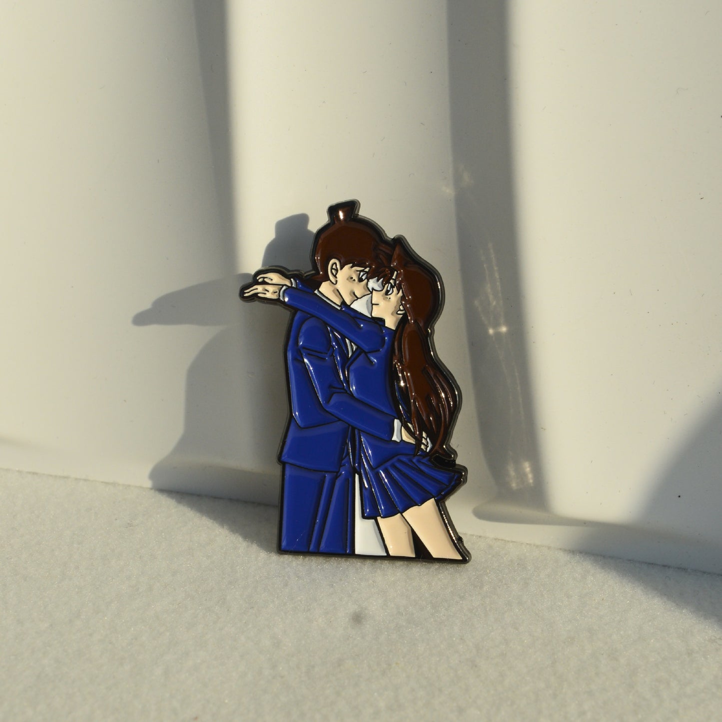Detective Conan: Shinichi Kudo and Ran Mouri Embrace Pin