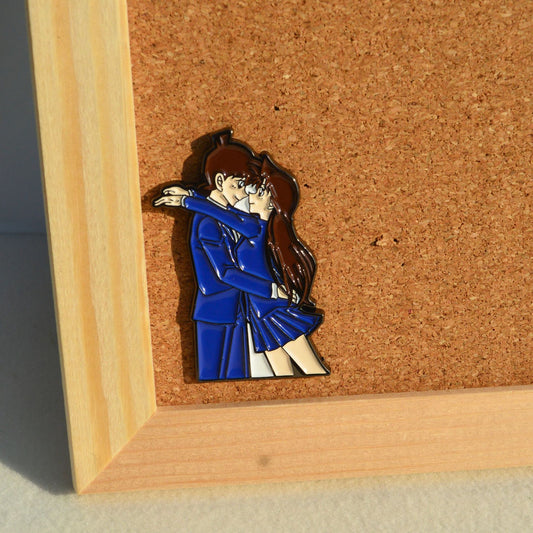 Detective Conan: Shinichi Kudo and Ran Mouri Embrace Pin