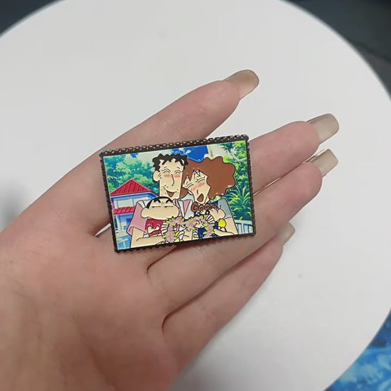 video of Crayon Shin-chan Family Portrait Pin