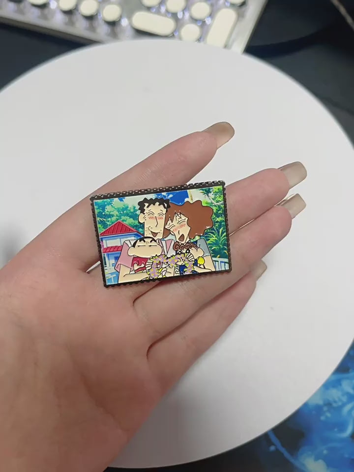 video of Crayon Shin-chan Family Portrait Pin